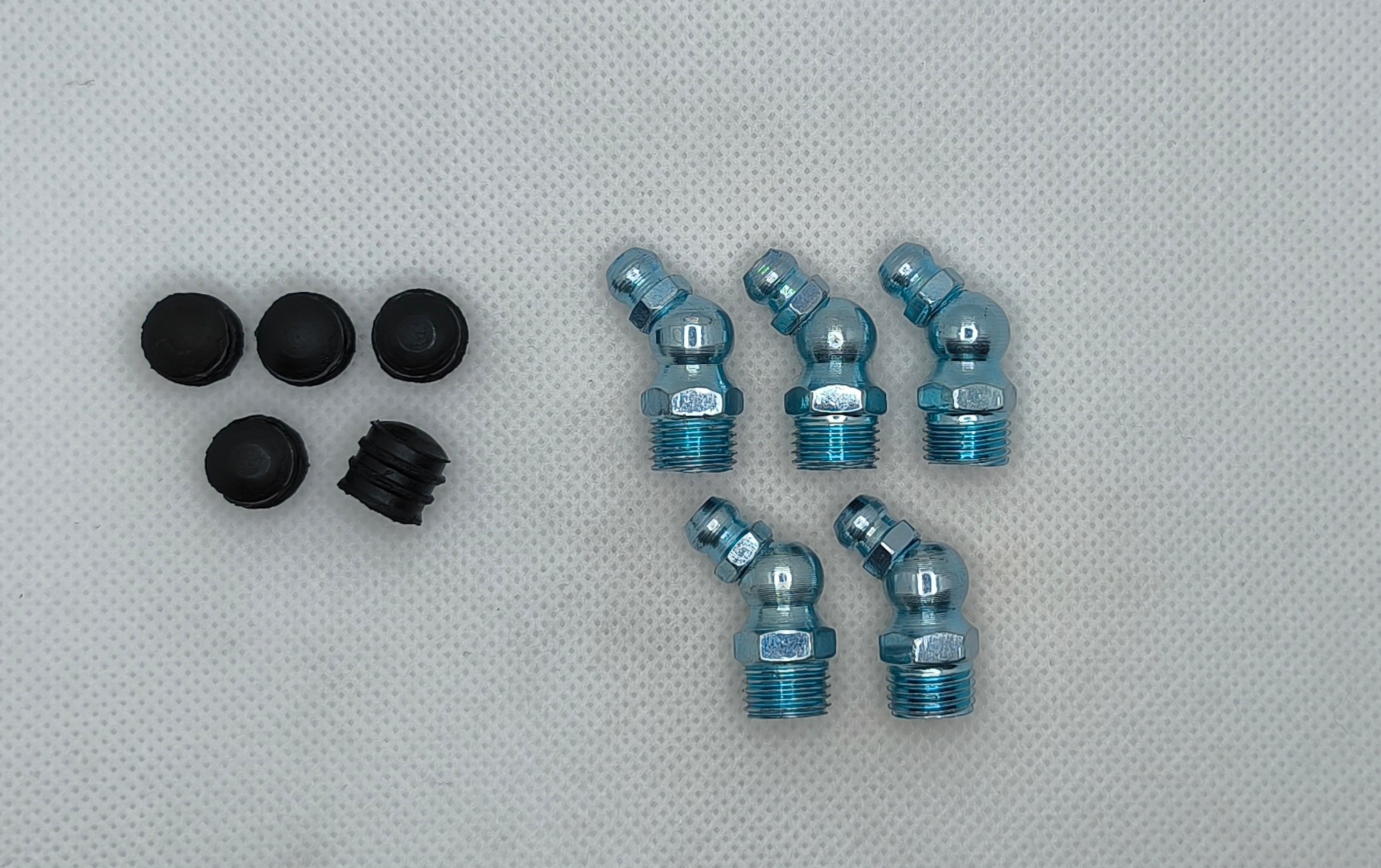 Комплект угловых пресс-масленок М8х1 45 градусов с защитным колпачком 10 шт Комплект угловых пресс-масленок М8х1 45 градусов с защитным колпачком 10 шт